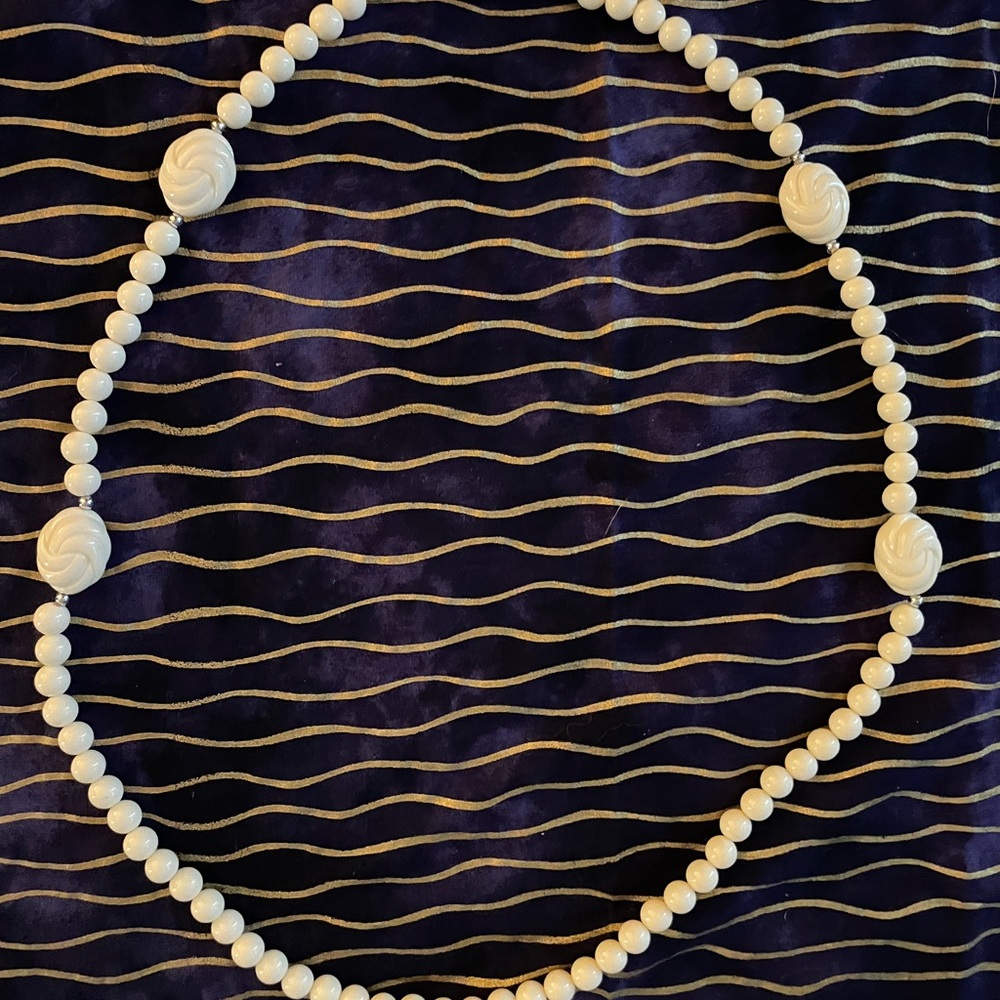 Very vintage MINT COND beads of beauty.